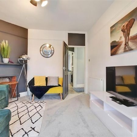 Kingsdown Apartment Грейт Малвърн Екстериор снимка