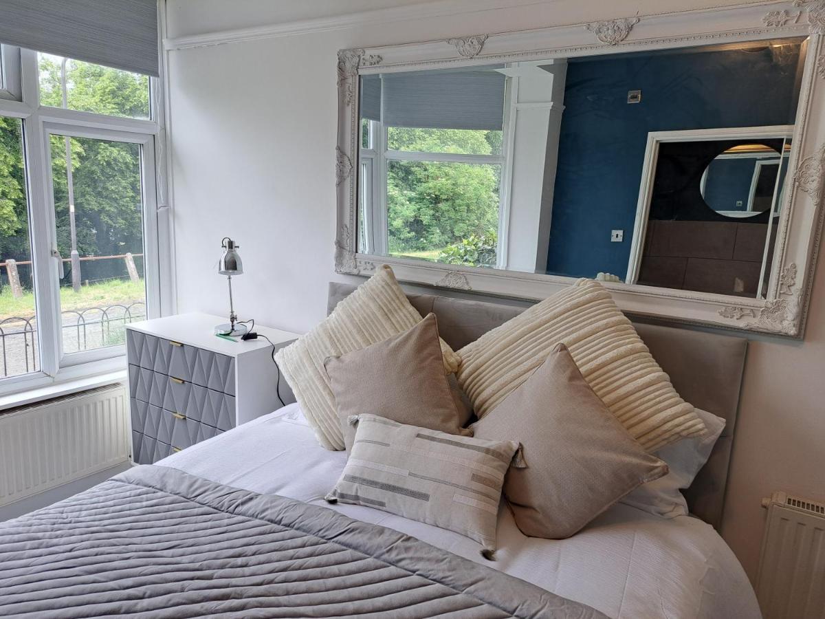 Kingsdown Apartment Грейт Малвърн Екстериор снимка