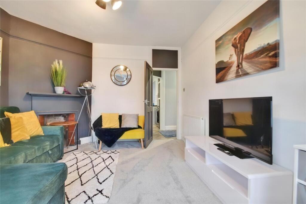 Kingsdown Apartment Грейт Малвърн Екстериор снимка
