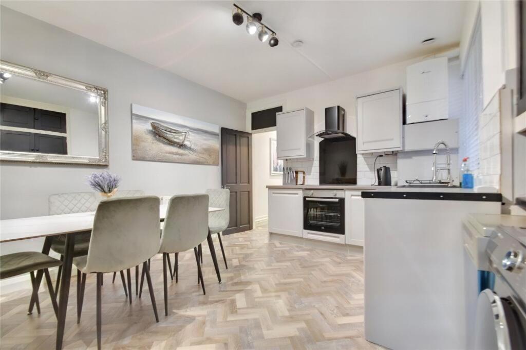 Kingsdown Apartment Грейт Малвърн Екстериор снимка