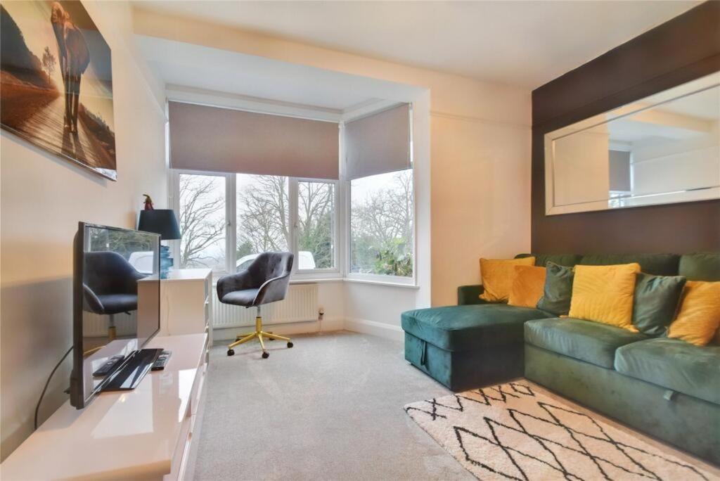 Kingsdown Apartment Грейт Малвърн Екстериор снимка